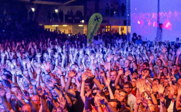Blick in die Menge beim Mitgliederfest der Raiffeisenbank Region Amstetten