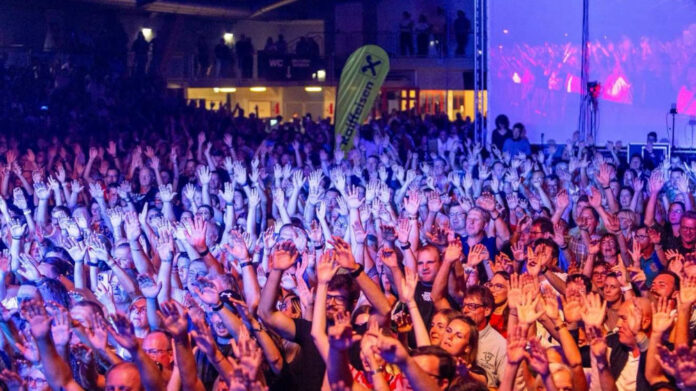Blick in die Menge beim Mitgliederfest der Raiffeisenbank Region Amstetten