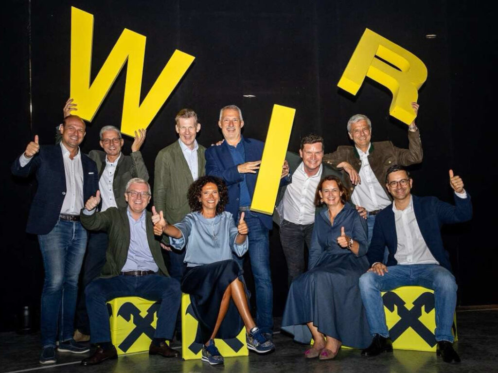 Generalsekretär Clemens Niedrist (Raiffeisen Holding NÖ-Wien), Obmann Hans Luger, Generaldirektor Michael Höllerer, die Vorstandsdirektoren Roland Mechtler und Claudia Süssenbacher (RLB NÖ-Wien), Geschäftsleiter Andreas Weber, Genossenschaftsbeauftragter Florian Wurz, Aufsichtsratsvorsitzende Andrea Halbartschlager, Geschäftsleiter Wilfried Czeitschner und ÖRV-Generalsekretär Johannes Rehulka genossen einen ausgelassenen Konzertabend in Amstetten.