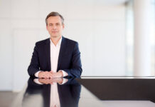 Martin Hauer im Porträt (an einem Tisch)