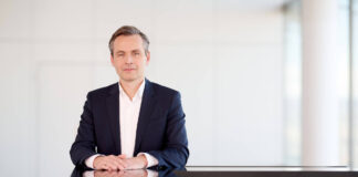 Martin Hauer im Porträt (an einem Tisch)