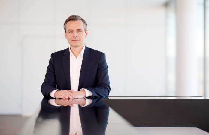 Martin Hauer im Porträt (an einem Tisch)