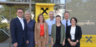 Vorstandsdirektor Rudolf Suttner (RLB Burgenland), Regionalleiterin Heidi Jäger, Bereichsleiterin Christina Locsmandy, Teamleiter Andreas Reisner, die Privatkundenbetreuer Tamara Friedrich und Walter Götz sowie Serviceberaterin Teresa Hanel