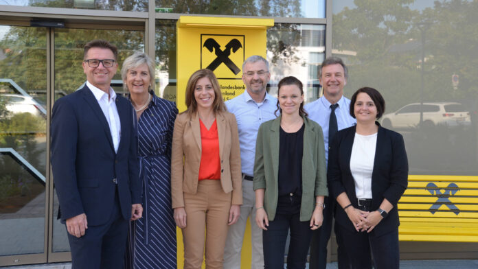 Vorstandsdirektor Rudolf Suttner (RLB Burgenland), Regionalleiterin Heidi Jäger, Bereichsleiterin Christina Locsmandy, Teamleiter Andreas Reisner, die Privatkundenbetreuer Tamara Friedrich und Walter Götz sowie Serviceberaterin Teresa Hanel