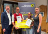 Die Geschäftsleiter Herbert Geiersperger (links) und Sandra Brunkel (rechts) mit den Siegern Bernhard Mösl (Hoamat Troad) und Kerstin Fimberger (Trumerseen Nuss)