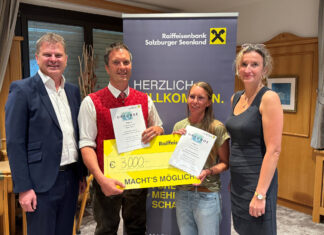 Die Geschäftsleiter Herbert Geiersperger (links) und Sandra Brunkel (rechts) mit den Siegern Bernhard Mösl (Hoamat Troad) und Kerstin Fimberger (Trumerseen Nuss)