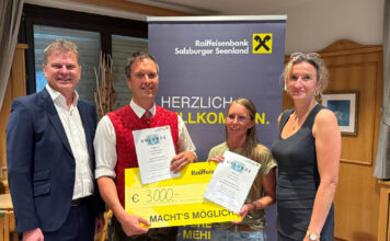 Die Geschäftsleiter Herbert Geiersperger (links) und Sandra Brunkel (rechts) mit den Siegern Bernhard Mösl (Hoamat Troad) und Kerstin Fimberger (Trumerseen Nuss)
