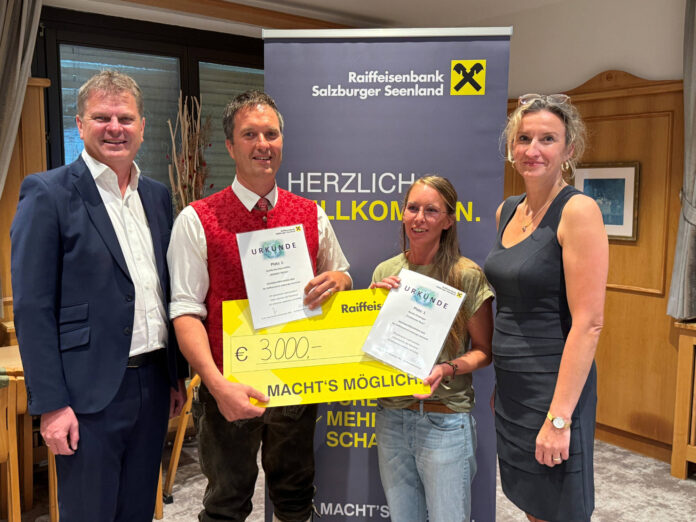 Die Geschäftsleiter Herbert Geiersperger (links) und Sandra Brunkel (rechts) mit den Siegern Bernhard Mösl (Hoamat Troad) und Kerstin Fimberger (Trumerseen Nuss)