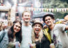Festivalgäste mit Mehrwegbecher als Symbolfoto für Green Events