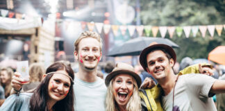 Festivalgäste mit Mehrwegbecher als Symbolfoto für Green Events