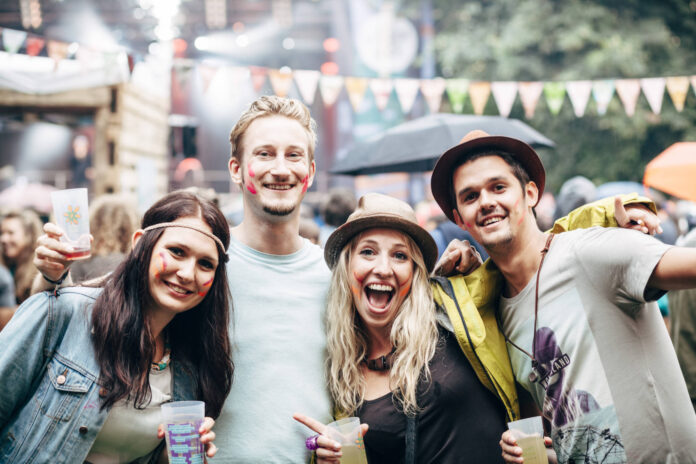 Festivalgäste mit Mehrwegbecher als Symbolfoto für Green Events