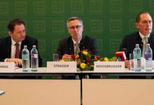 Landwirtschaftsminister Norbert Totschnig, Bauernbund-Präsident Georg Strasser und LKÖ-Präsident Josef Moosbrugger am Podium