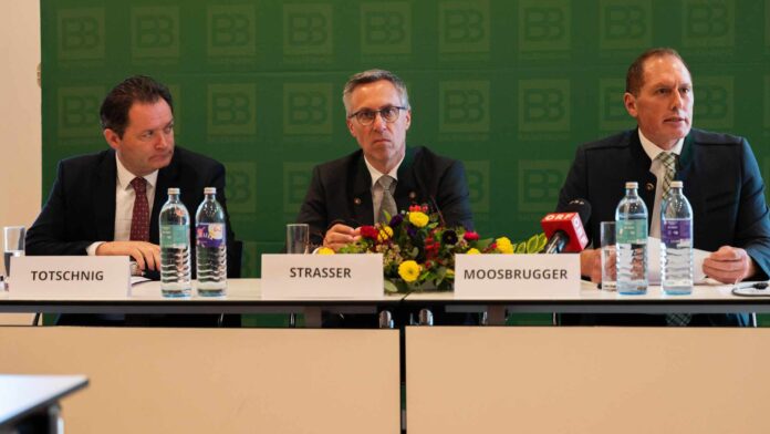 Landwirtschaftsminister Norbert Totschnig, Bauernbund-Präsident Georg Strasser und LKÖ-Präsident Josef Moosbrugger am Podium