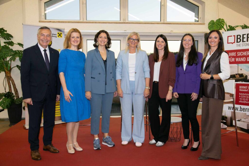 Erich Zauner, Karin Feldinger, Anna Doblhofer-Bachleitner, Christine Berendt, Bettina Staiger, Lena Schnöll und Moderatorin Barbara Fahrner