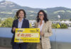 Anna Doblhofer-Bachleitner (RVS) übergibt den Spendenscheck an Andrea Schmid (Caritas).