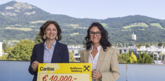 Anna Doblhofer-Bachleitner (RVS) übergibt den Spendenscheck an Andrea Schmid (Caritas).