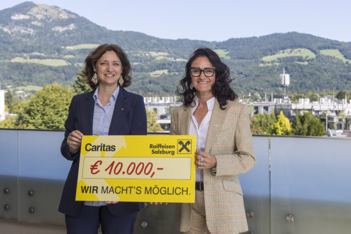 Anna Doblhofer-Bachleitner (RVS) übergibt den Spendenscheck an Andrea Schmid (Caritas).
