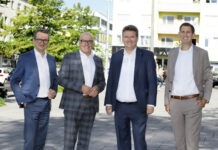 Die Vorstands­direktoren der RBB Oberwart, Manuel Müllner, Karl Kornhofer und Dietmar Reindl, freuen sich mit Bürgermeister Georg Rosner über den Erfolg.