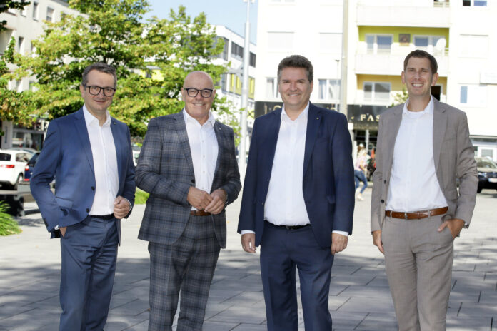 Die Vorstands­direktoren der RBB Oberwart, Manuel Müllner, Karl Kornhofer und Dietmar Reindl, freuen sich mit Bürgermeister Georg Rosner über den Erfolg.
