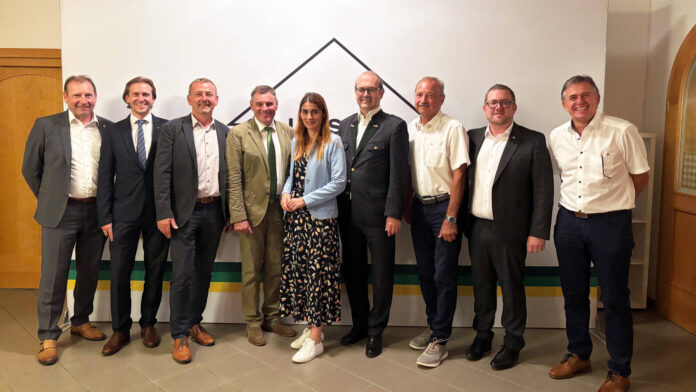 AR-Vorsitzender Hans-Peter Werderitsch, Revisor Gerald Reisner, Bürgermeister Harald Brunner, Obmann Johann Weber, Landtagsabgeordnete Carina Laschober-Luif, RWA-Generaldirektor Johannes Schuster, Vizepräsident Werner Falb-Meixner, Geschäftsführer Philipp Magdits, Obmannstellvertreter Robert Marlovits