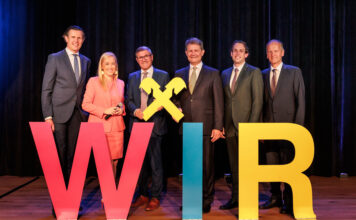 Andreas Flotzinger, Moderatorin Sabine Kronberger, Franz Gessl (Leiter Bildungsservice Raiffeisenverband OÖ), Andreas Gassl, Matthias Kohrgruber und Leopold Keferböck