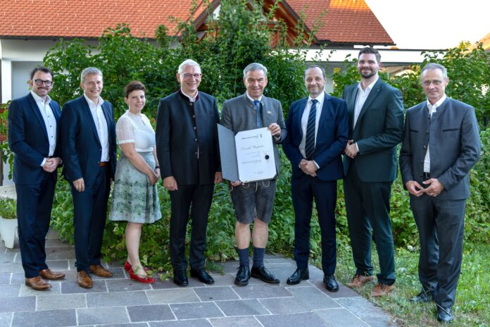 Helmut Fink-Neuböck (RLB Steiermark), Herbert Schwengerer, AR-Vorsitzender-Stv. Elisabeth Fuchs, Harald Pöltl, Ewald Weghofer, Johannes Ponhold (Raiffeisenverband Steiermark), Patrick Blaha-Otto und Franz Könighofer