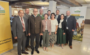 Herbert Schadenhofer, Obmann-Stv. Karl Mayr, Johannes Schuster, AR-Vorsitzender Fritz Buchinger, Gebietsbäuerin Hedwig Kainzbauer, Obmann-Stv. Hannes Steinböck, Landesbäuerin-Stv. Eva Hagl-Lechner, Christoph Pesl, Gebietsbäuerin-Stv. Karin Baumgartner und Michael Göschelbauer