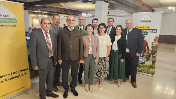 Herbert Schadenhofer, Obmann-Stv. Karl Mayr, Johannes Schuster, AR-Vorsitzender Fritz Buchinger, Gebietsbäuerin Hedwig Kainzbauer, Obmann-Stv. Hannes Steinböck, Landesbäuerin-Stv. Eva Hagl-Lechner, Christoph Pesl, Gebietsbäuerin-Stv. Karin Baumgartner und Michael Göschelbauer