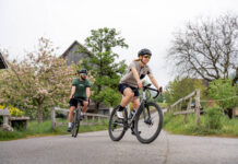 Zwei Gravelbiker in der Natur