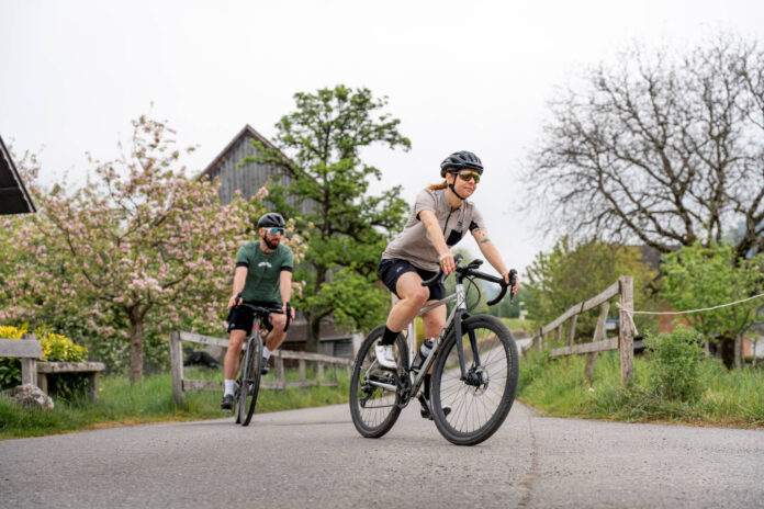 Zwei Gravelbiker in der Natur