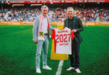 Heinz Konrad, Generaldirektor des Raiffeisenverbandes Salzburg (RVS), und Stephan Reiter, Geschäftsführer des FC Red Bull Salzburg