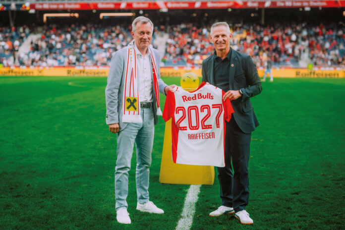Heinz Konrad, Generaldirektor des Raiffeisenverbandes Salzburg (RVS), und Stephan Reiter, Geschäftsführer des FC Red Bull Salzburg