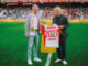 Heinz Konrad, Generaldirektor des Raiffeisenverbandes Salzburg (RVS), und Stephan Reiter, Geschäftsführer des FC Red Bull Salzburg