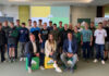 Helmut Barth, Corina Rescheneder (Lehrausbildung) und Geschäftsführer-Stv. Christian Irnberger inmitten von 22 Lehrlingen beim Newcomer Day in der Lagerhauszentrale Geinberg
