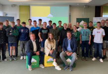 Helmut Barth, Corina Rescheneder (Lehrausbildung) und Geschäftsführer-Stv. Christian Irnberger inmitten von 22 Lehrlingen beim Newcomer Day in der Lagerhauszentrale Geinberg