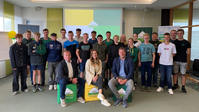 Helmut Barth, Corina Rescheneder (Lehrausbildung) und Geschäftsführer-Stv. Christian Irnberger inmitten von 22 Lehrlingen beim Newcomer Day in der Lagerhauszentrale Geinberg