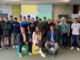 Helmut Barth, Corina Rescheneder (Lehrausbildung) und Geschäftsführer-Stv. Christian Irnberger inmitten von 22 Lehrlingen beim Newcomer Day in der Lagerhauszentrale Geinberg
