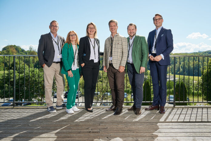Dieter Aigner (GF Raiffeisen KAG), Karin Kunrath (CIO Raiffeisen KAG), Gabriele Kinast (Vorständin RLB Tirol), Florian Stryeck (Vorstand RLB Steiermark), Hannes Cizek (CEO Raiffeisen KAG) und Jens-David Lehnen (Leiter Institutionelles Geschäft Raiffeisen KAG