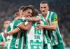 Rapid-Spieler umarmen sich freudig.