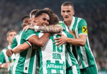 Rapid-Spieler umarmen sich freudig.
