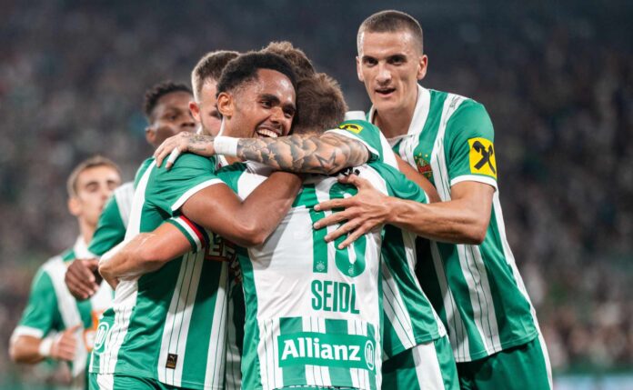 Rapid-Spieler umarmen sich freudig.