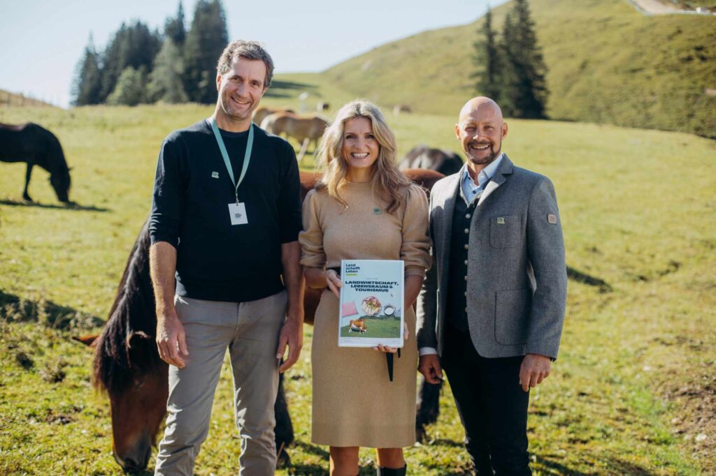 Journalist Timo Küntzle, Maria Fanninger und Hannes Royer präsentieren den Report „Landwirtschaft, Lebensraum & Tourismus“.
