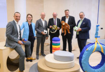 Michael Zentner (Uniqa), die RLB-Tirol-Vorstände Gabriele Kinast und Christof Splechtna, Helmuth Müller (IKB), Thomas Wass und Christian Switak (Tiroler Wohnbau)