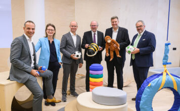 Michael Zentner (Uniqa), die RLB-Tirol-Vorstände Gabriele Kinast und Christof Splechtna, Helmuth Müller (IKB), Thomas Wass und Christian Switak (Tiroler Wohnbau)