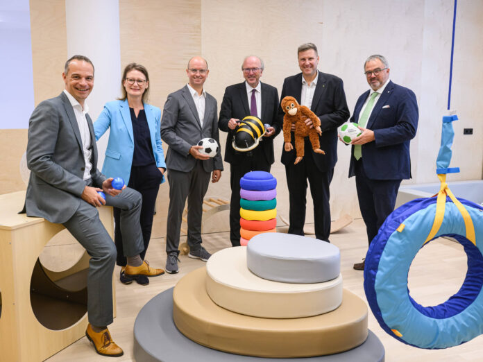 Michael Zentner (Uniqa), die RLB-Tirol-Vorstände Gabriele Kinast und Christof Splechtna, Helmuth Müller (IKB), Thomas Wass und Christian Switak (Tiroler Wohnbau)
