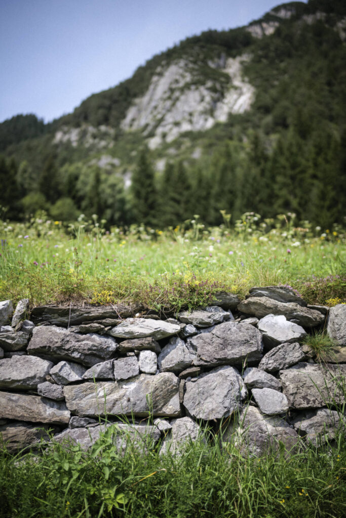 Wiederhergestellte Natursteinmauer