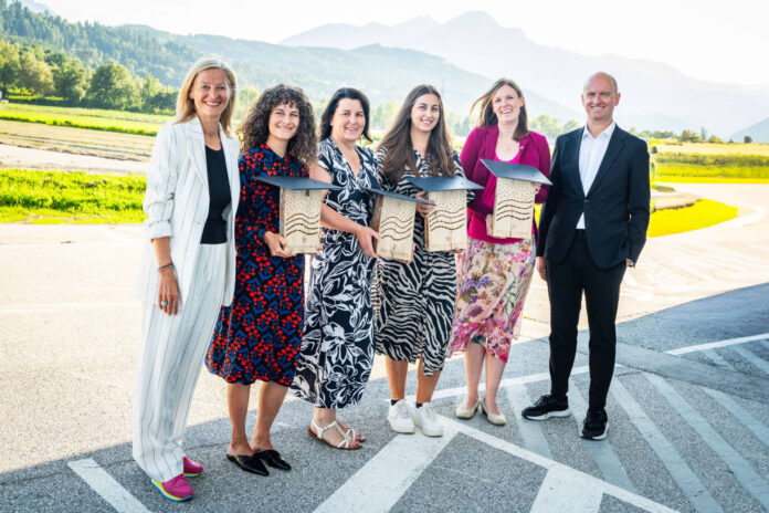 #beeraiffeisen-Projektleiterin Christine Hofer, Eva Radenich (Kategorie Privatpersonen), Silvia Traxl (Kategorie Gemeinden & Vereine), Katharina Birnbaumer (Kategorie Schulen & Kindergärten), Martina Überall (Kategorie Unternehmen & Institutionen) und RLB-Vorstand Christof Splechtna