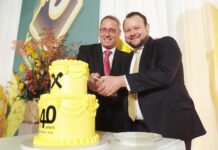 Dieter Aigner und Hannes Cizek schneiden die Jubiläumstorte an.