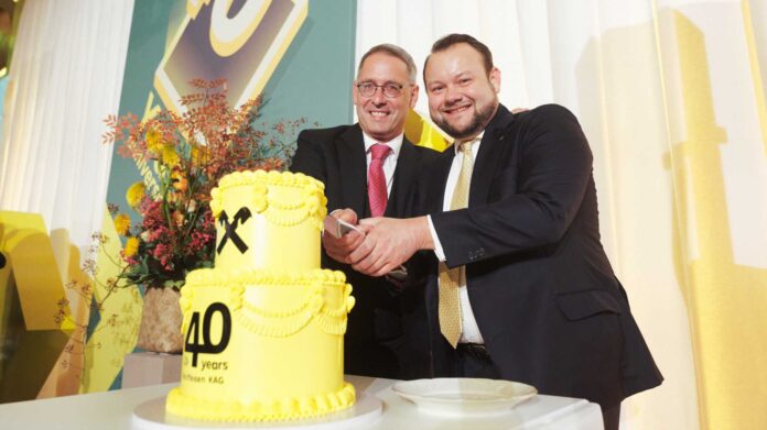 Dieter Aigner und Hannes Cizek schneiden die Jubiläumstorte an.