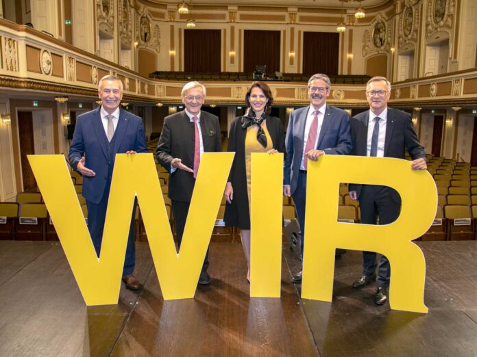 Erich Zauner, Wolfgang Schüssel, Karoline Edtstadler, Erwin Hameseder und Heinz Konrad feiern das Jubiläum.